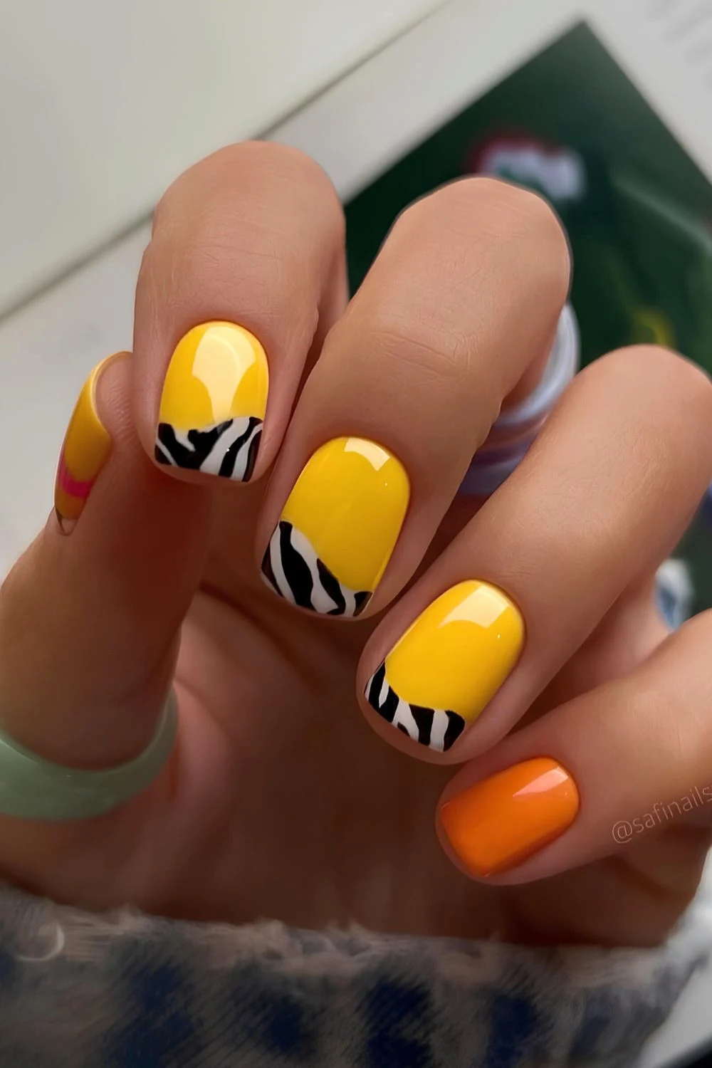 Gelb Orange Nails mit Zebra Akzenten
