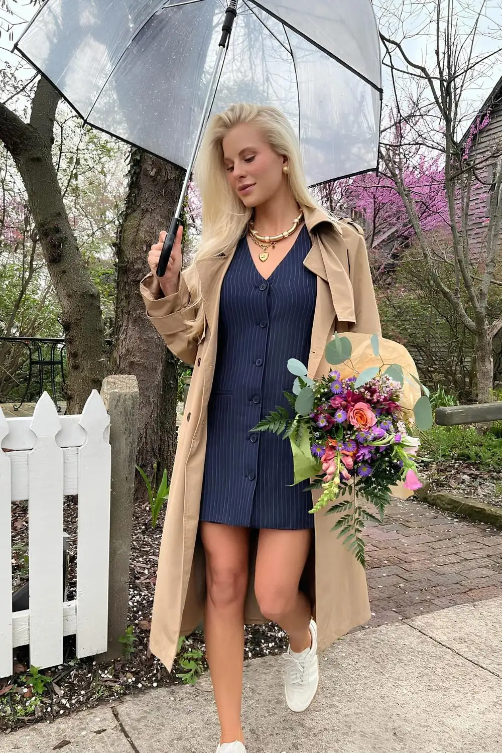 Gestreiftes marineblaues Minikleid mit beigem Trenchcoat