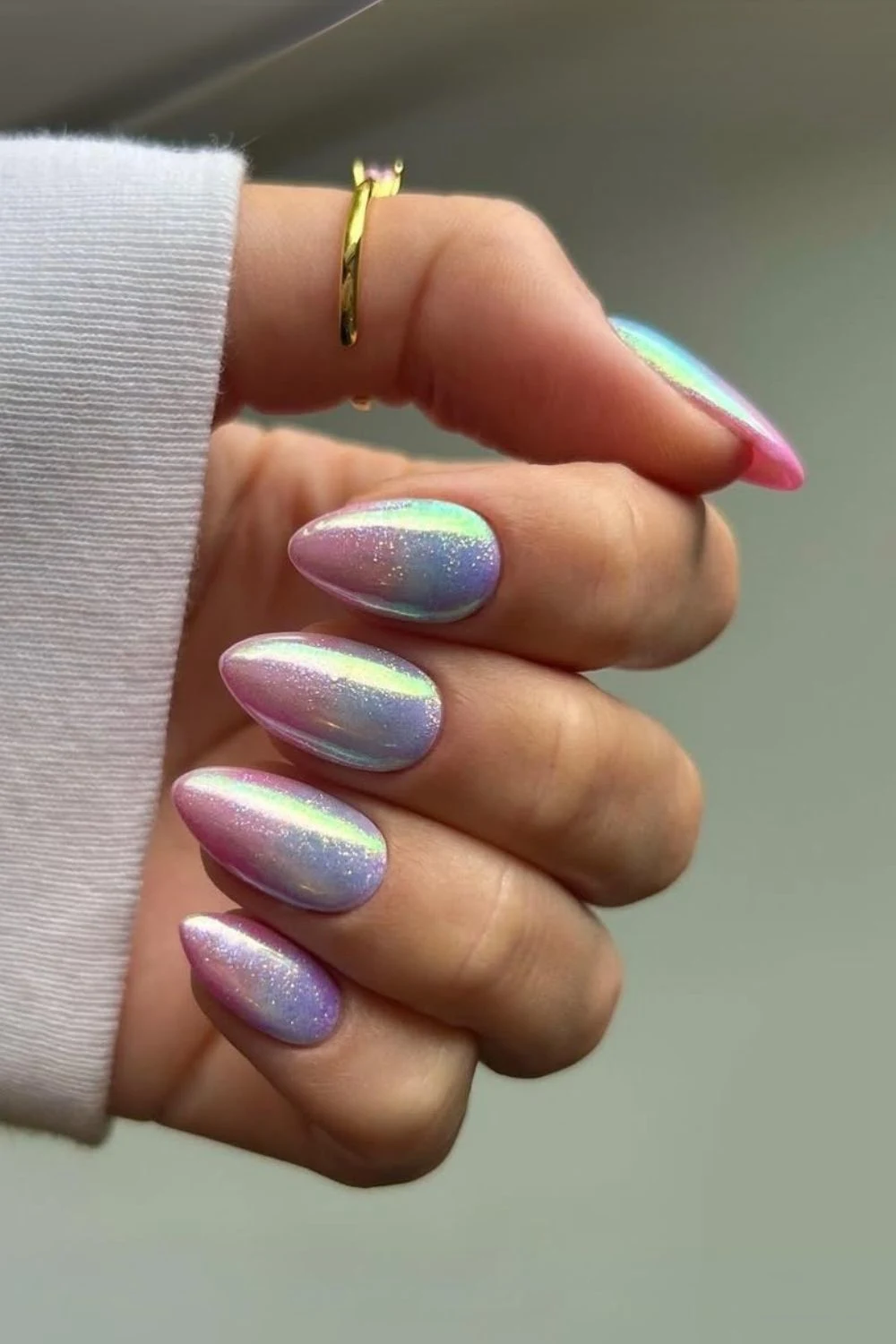 Glitzernde Ombré-Nägel in Rosa und Blau mit Chrome-Finish