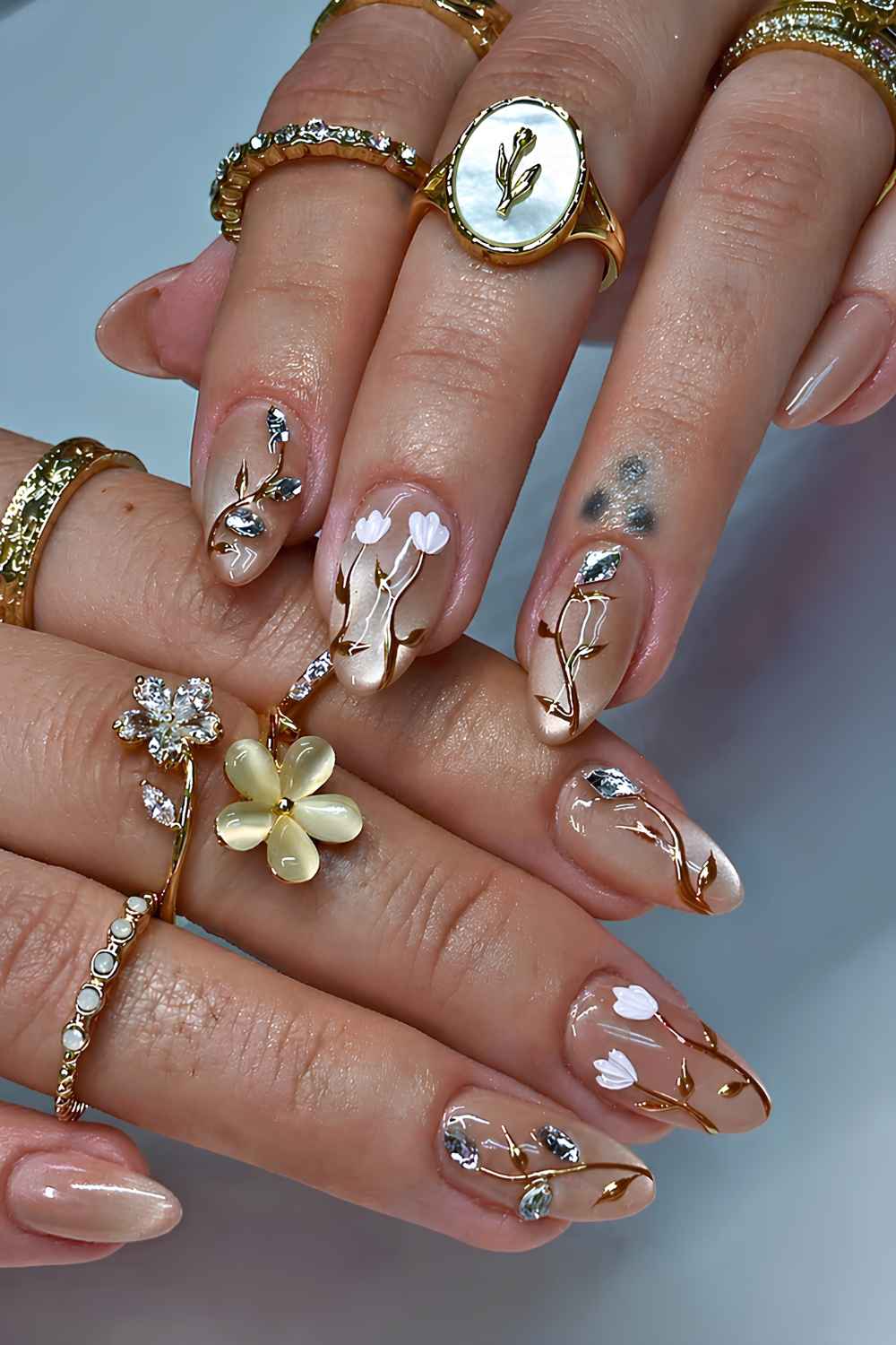 Goldene Cat Eye Naegel mit Tulpen