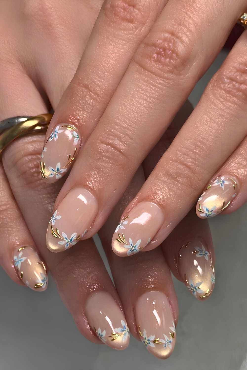 Goldene Cat Eye Naegel mit blauen Blumen