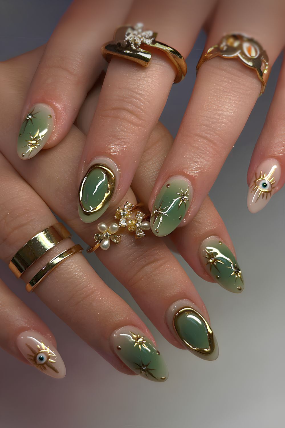 Grüne Aura Maniküre mit goldenen Chrome Details