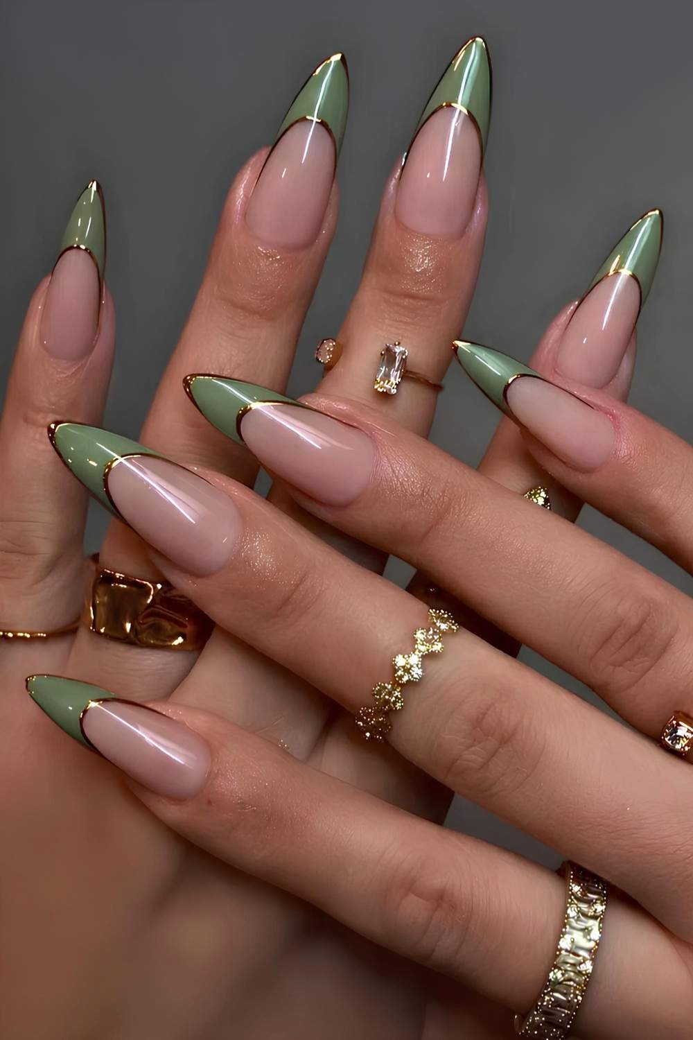 Gruene French Nails mit goldenen Chrome Linien