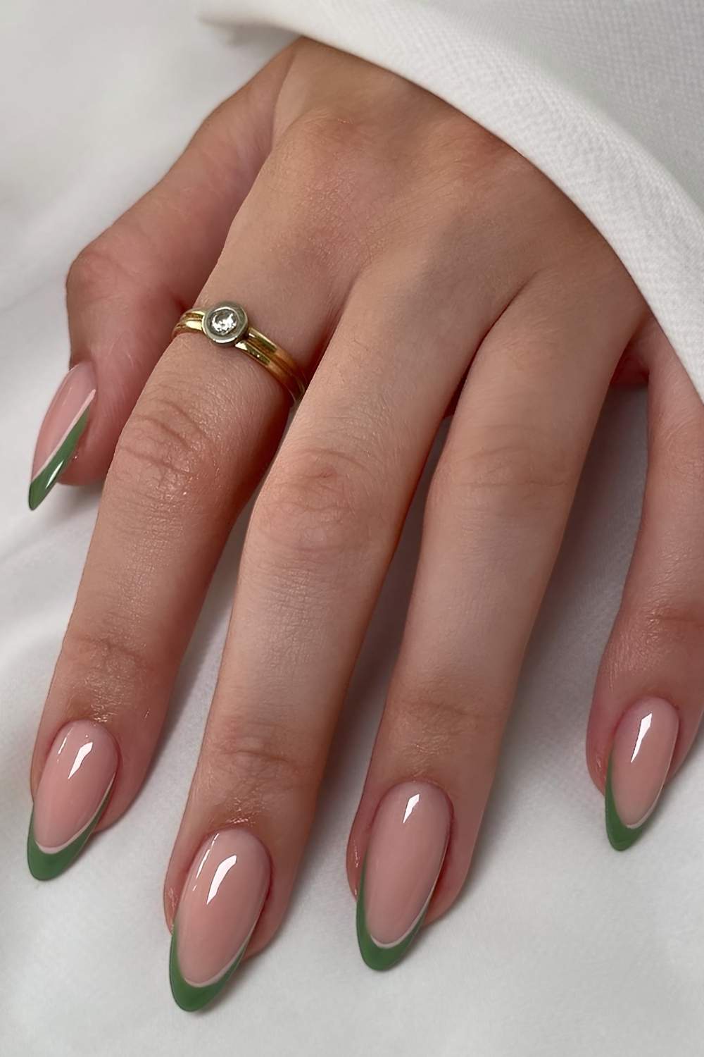 Gruene French Nails mit rosa Linien