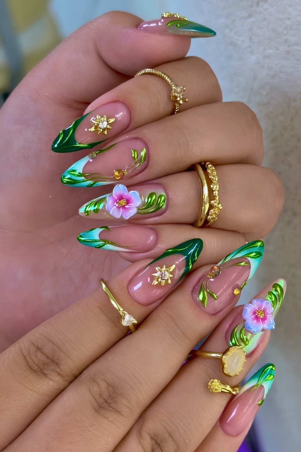 Gruene Fruehlingsnaegel mit 3D Swirls und Blumen