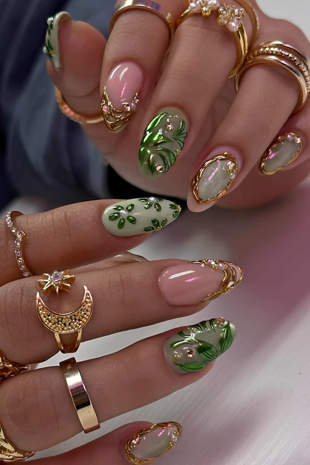 Gruene Fruehlingsnaegel mit Golddetails