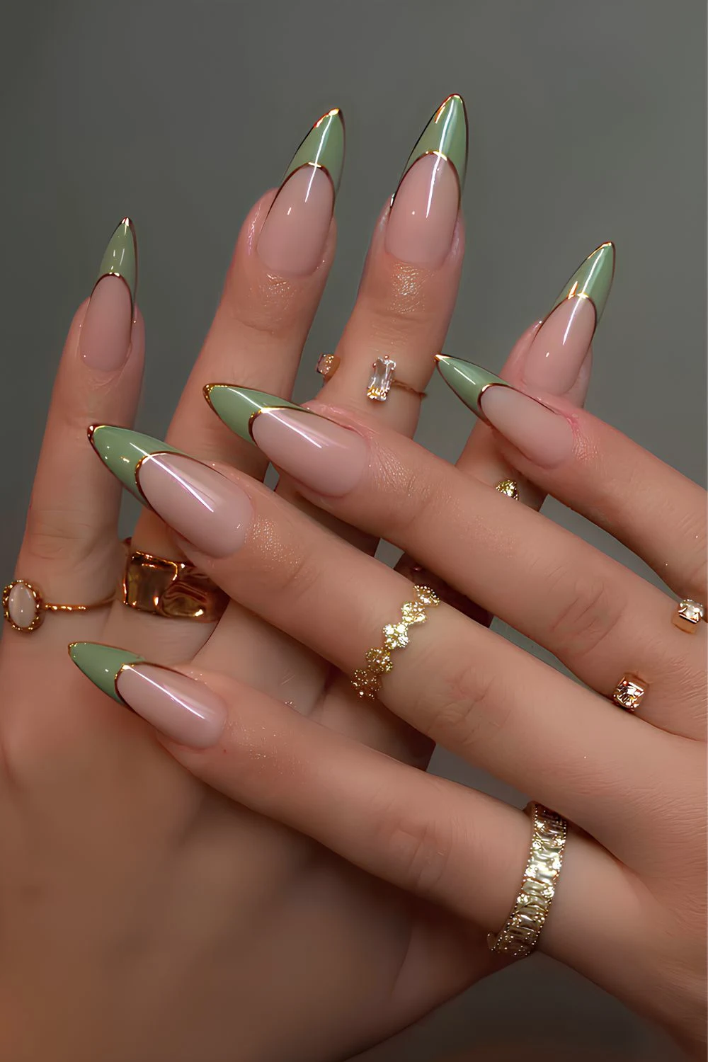 Grüne und goldene French Tip Maniküre