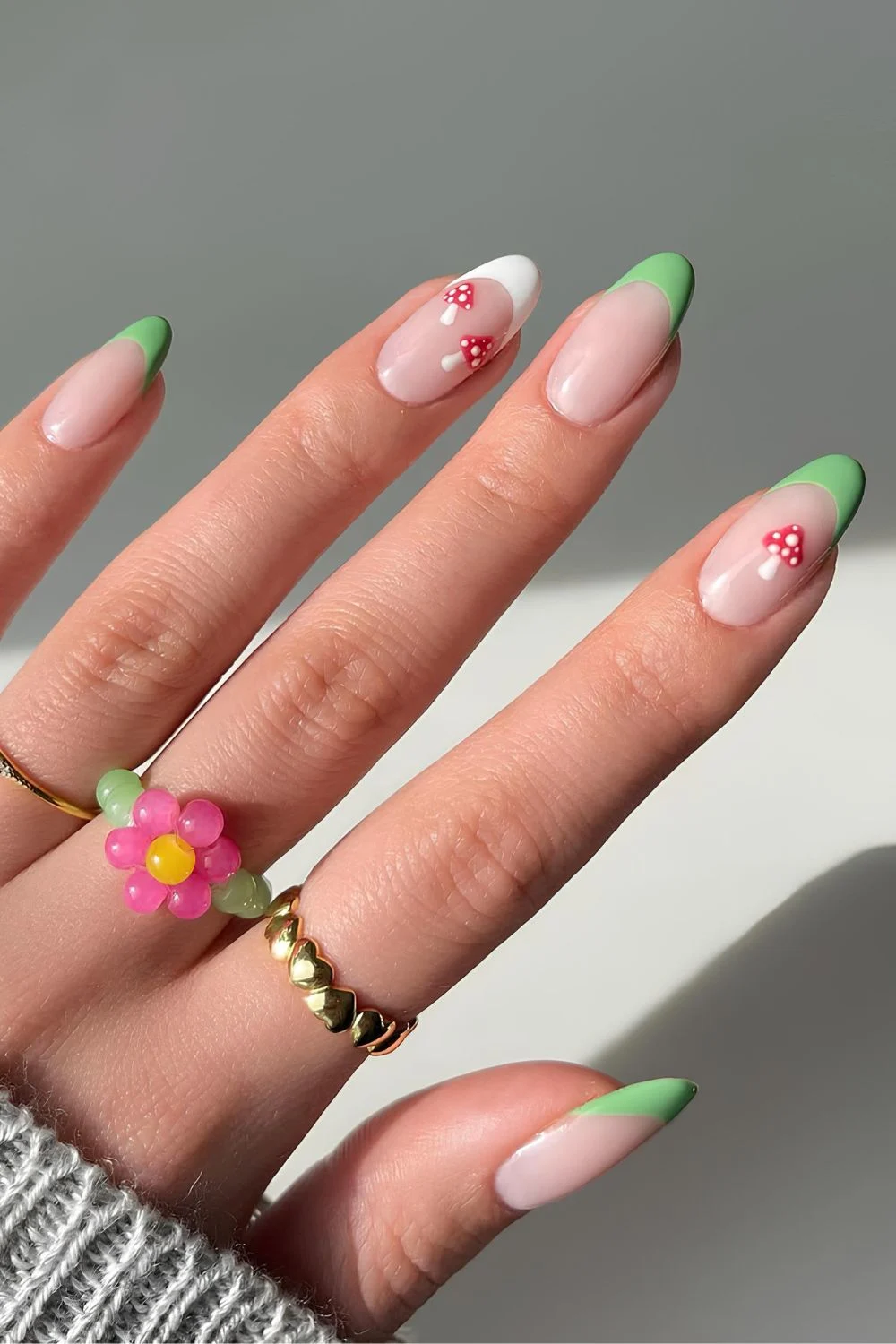 Gr&uuml;ne und wei&szlig;e French-N&auml;gel mit Pilzen