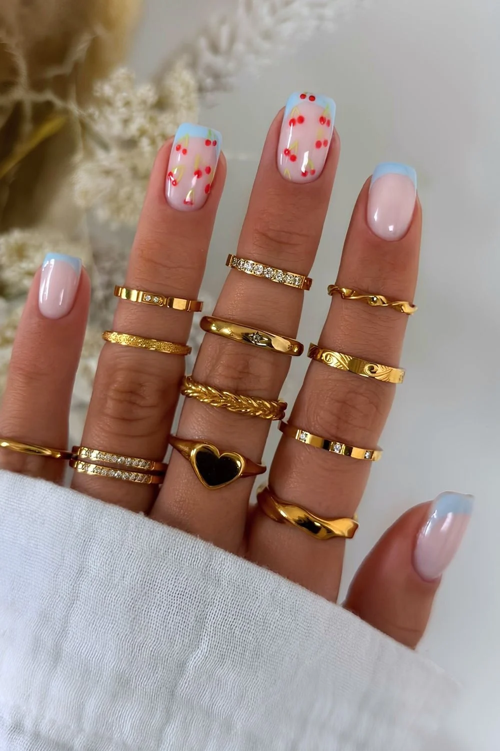 Hellblaue French-Nägel mit Kirsch-Akzenten