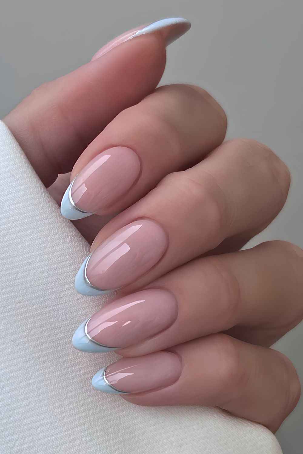 Hellblaue French Nails mit Silber