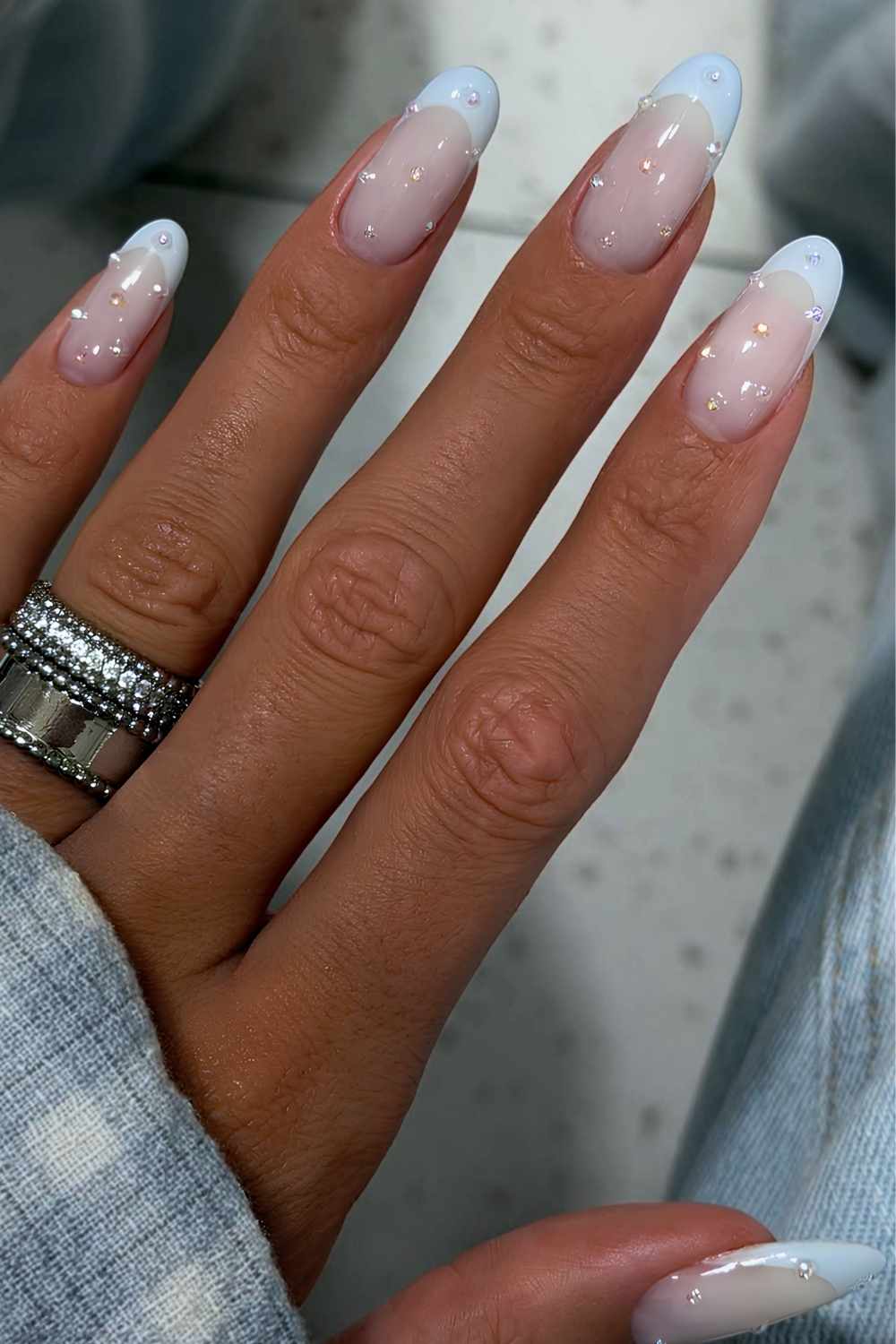 Hellblaue French Nails mit Strass