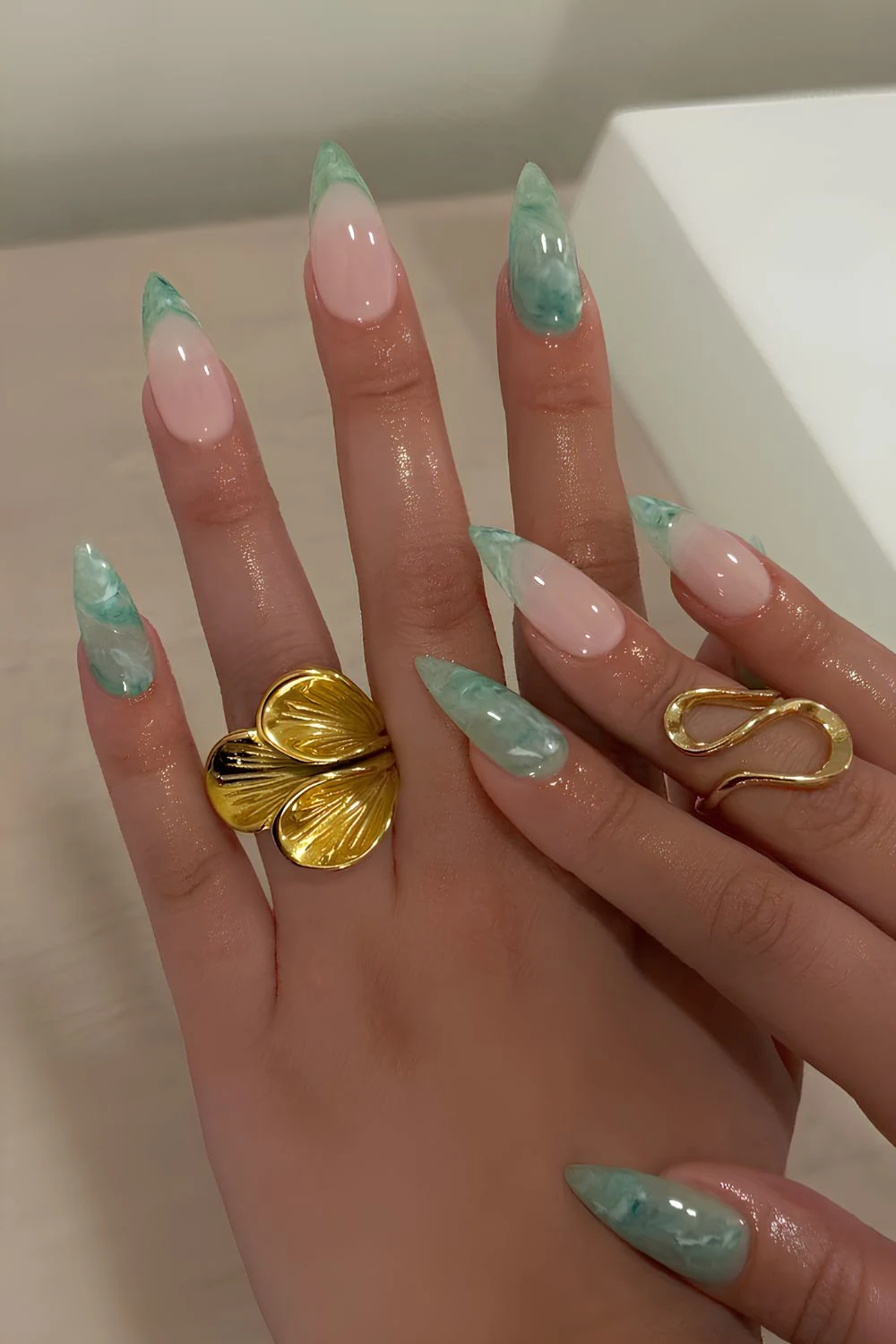 Jadegruene Marmor Manikuere