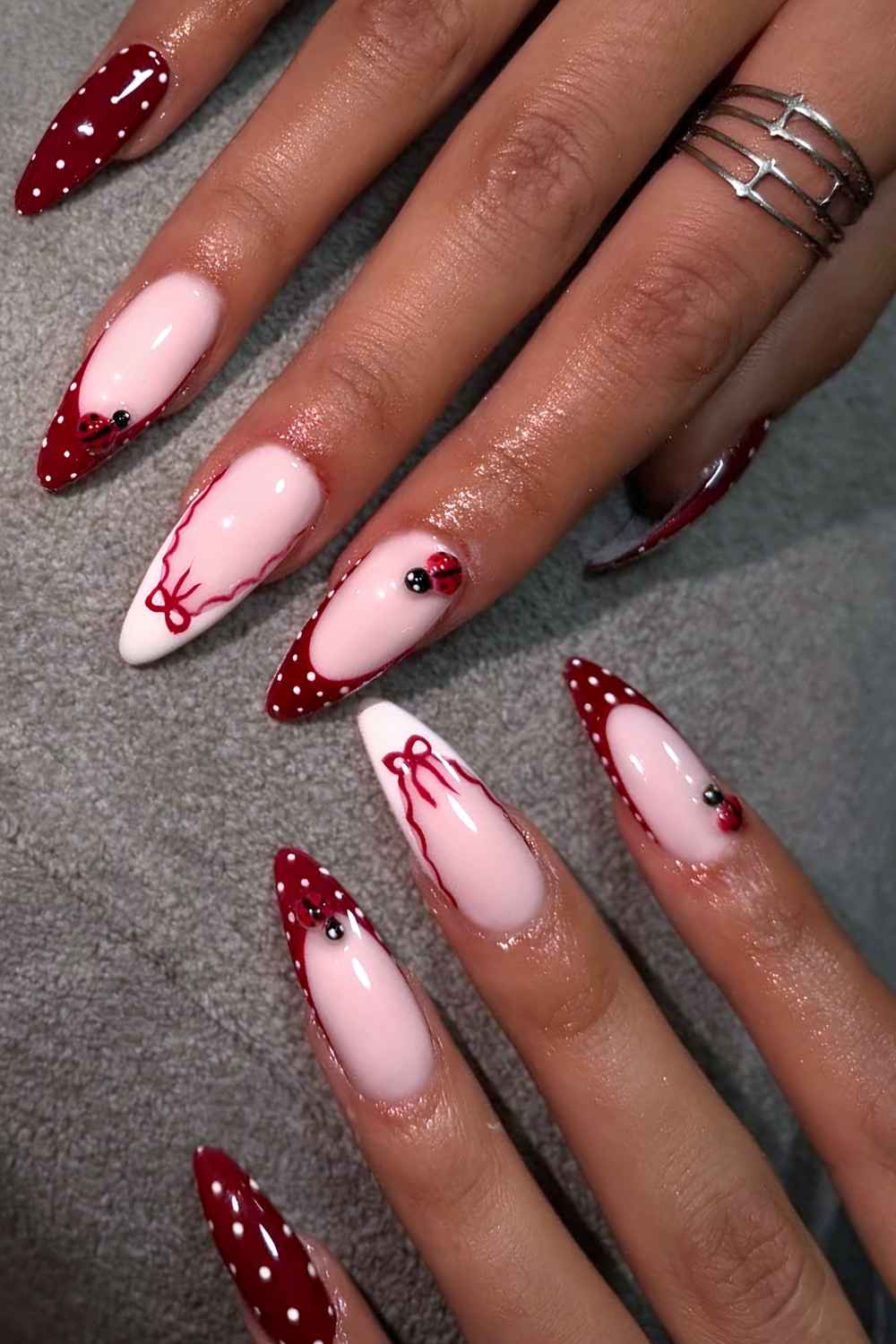 Kirschrote French Nails mit Polka Dots und Marienkaefern