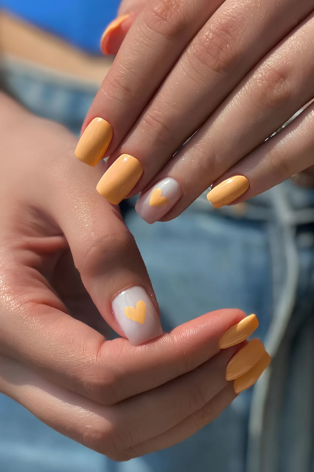 Knallpfirsich-Nägel mit Herzakzenten