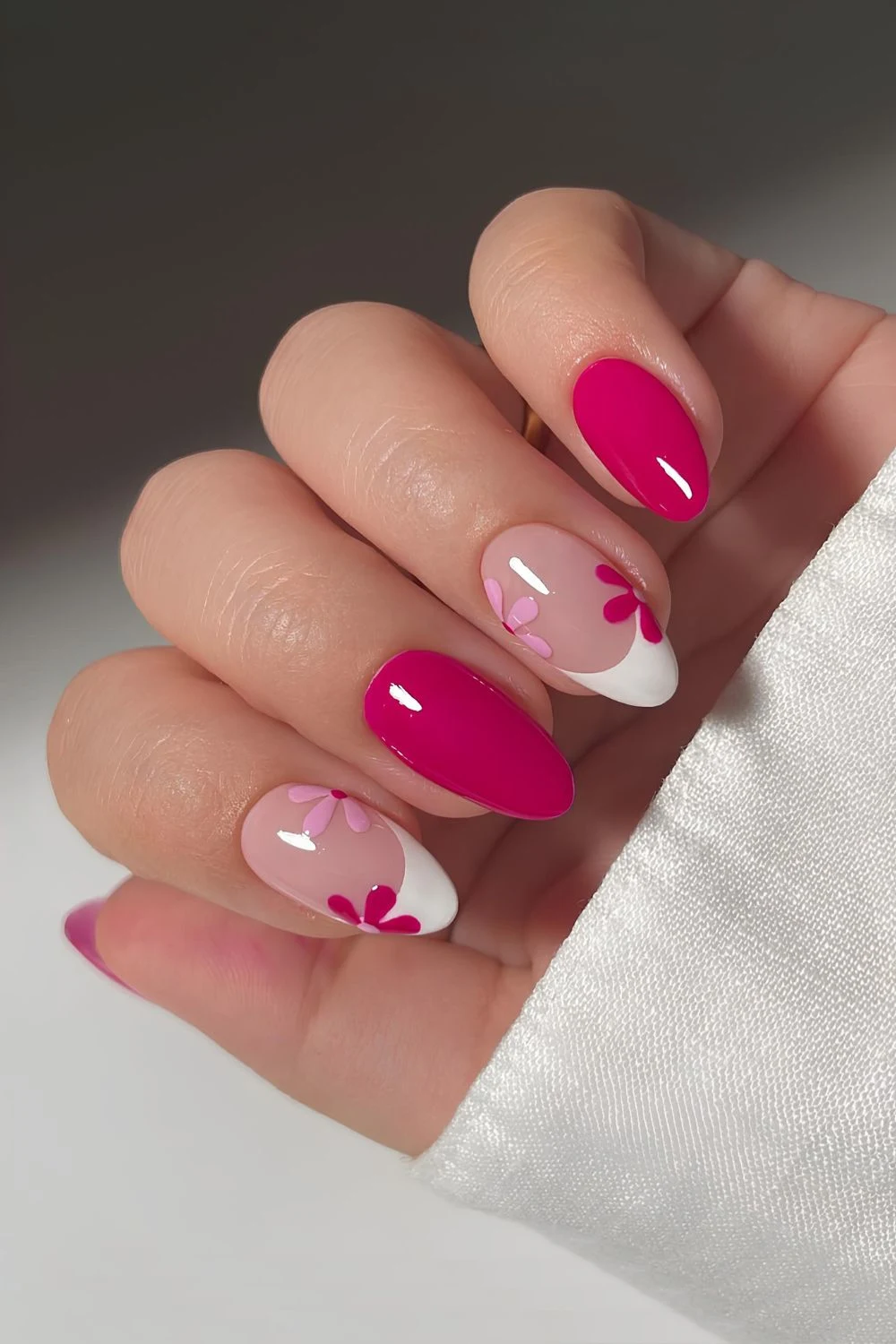 Knallpink und weiße Nägel mit Blumenmuster