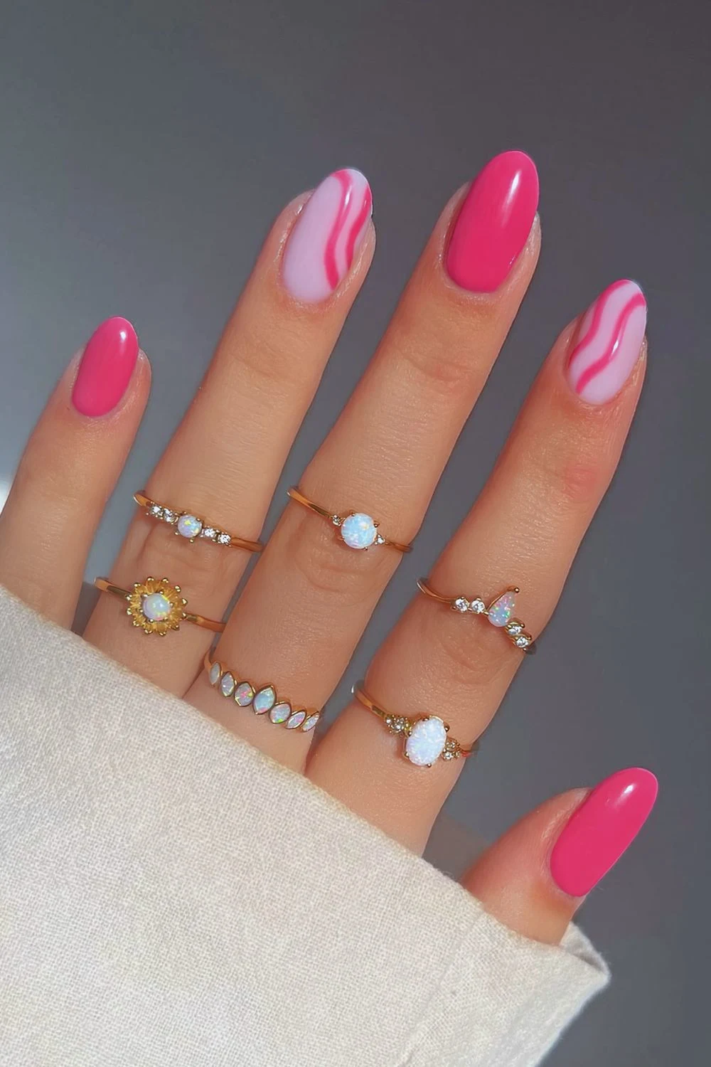 Knallpinke Nägel mit Linien-Akzenten