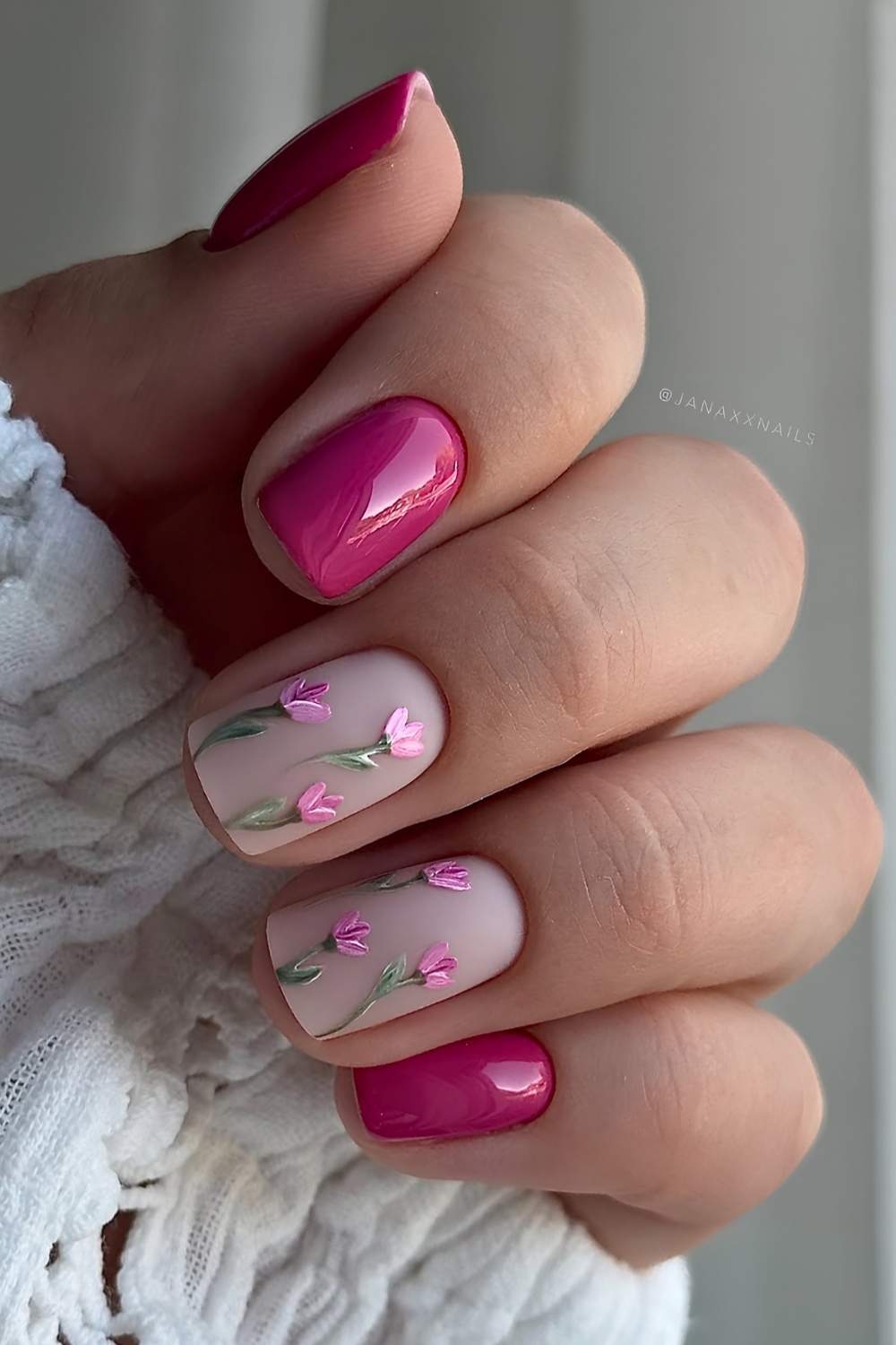 Knallpinke Naegel mit Tulpen
