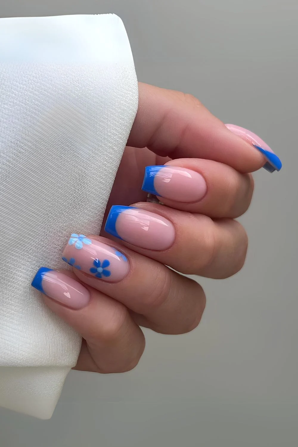 Kobaltblaue French Nails mit Blumenakzenten