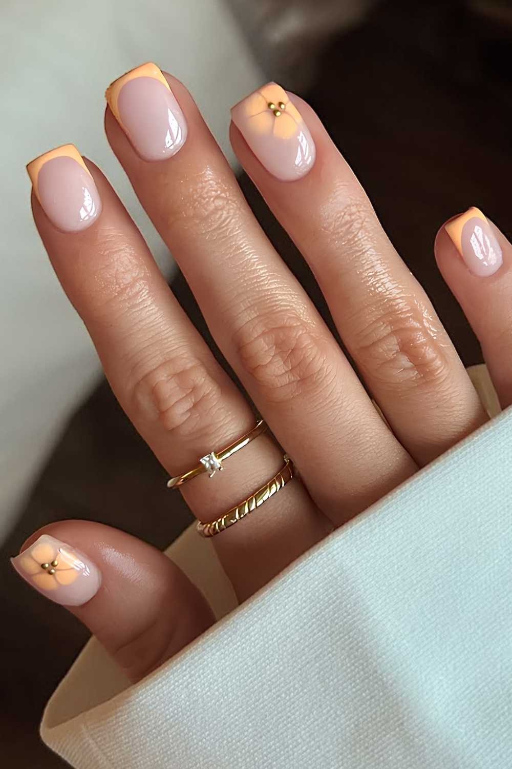 Kurze Pfirsich French Mani mit Blueten