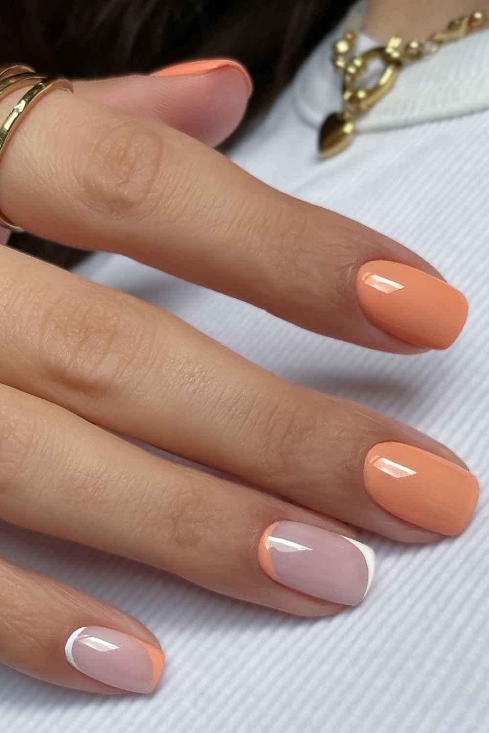 Kurze Pfirsich Mani mit Negative Space