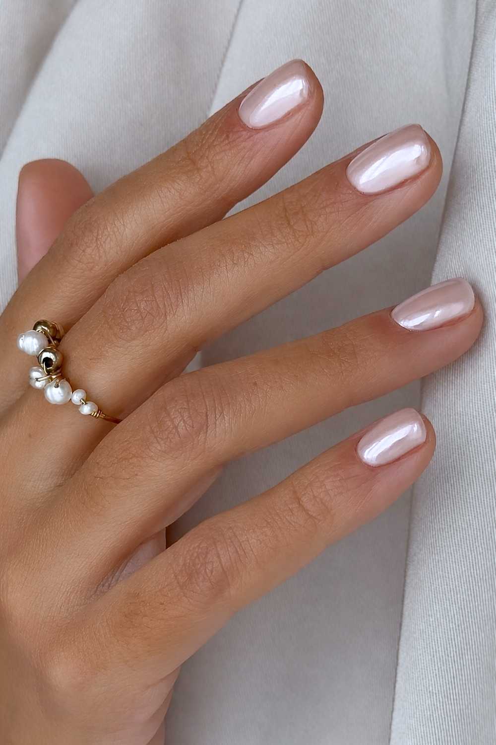 Kurze blassrosa Chrome Naegel