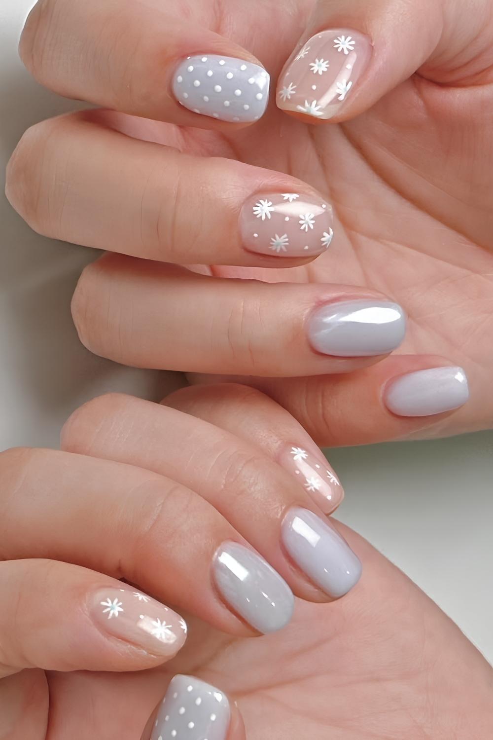 Kurze blaue Naegel mit Punkten und Miniblumen