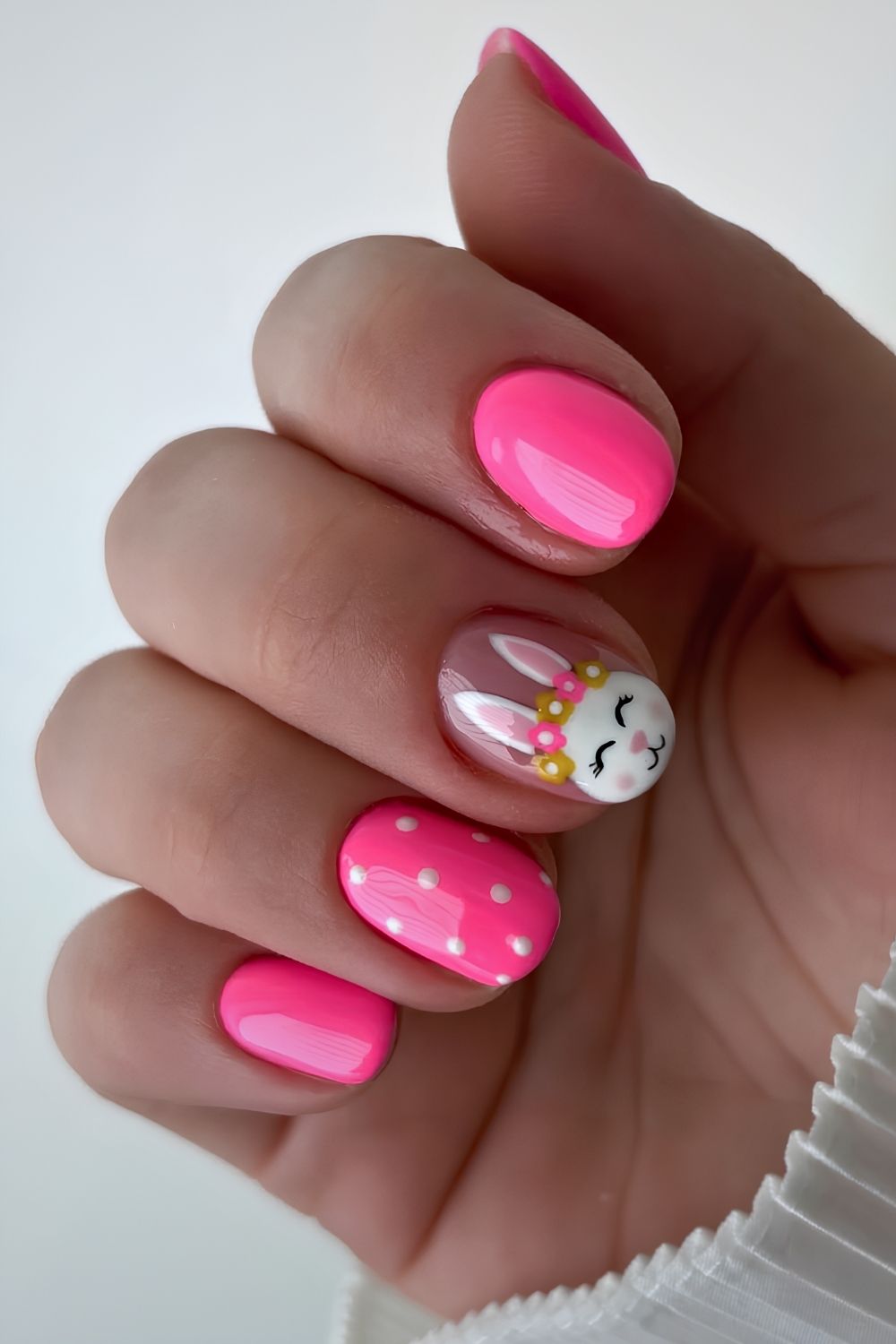 Kurze rosa Osternaegel mit Hasen