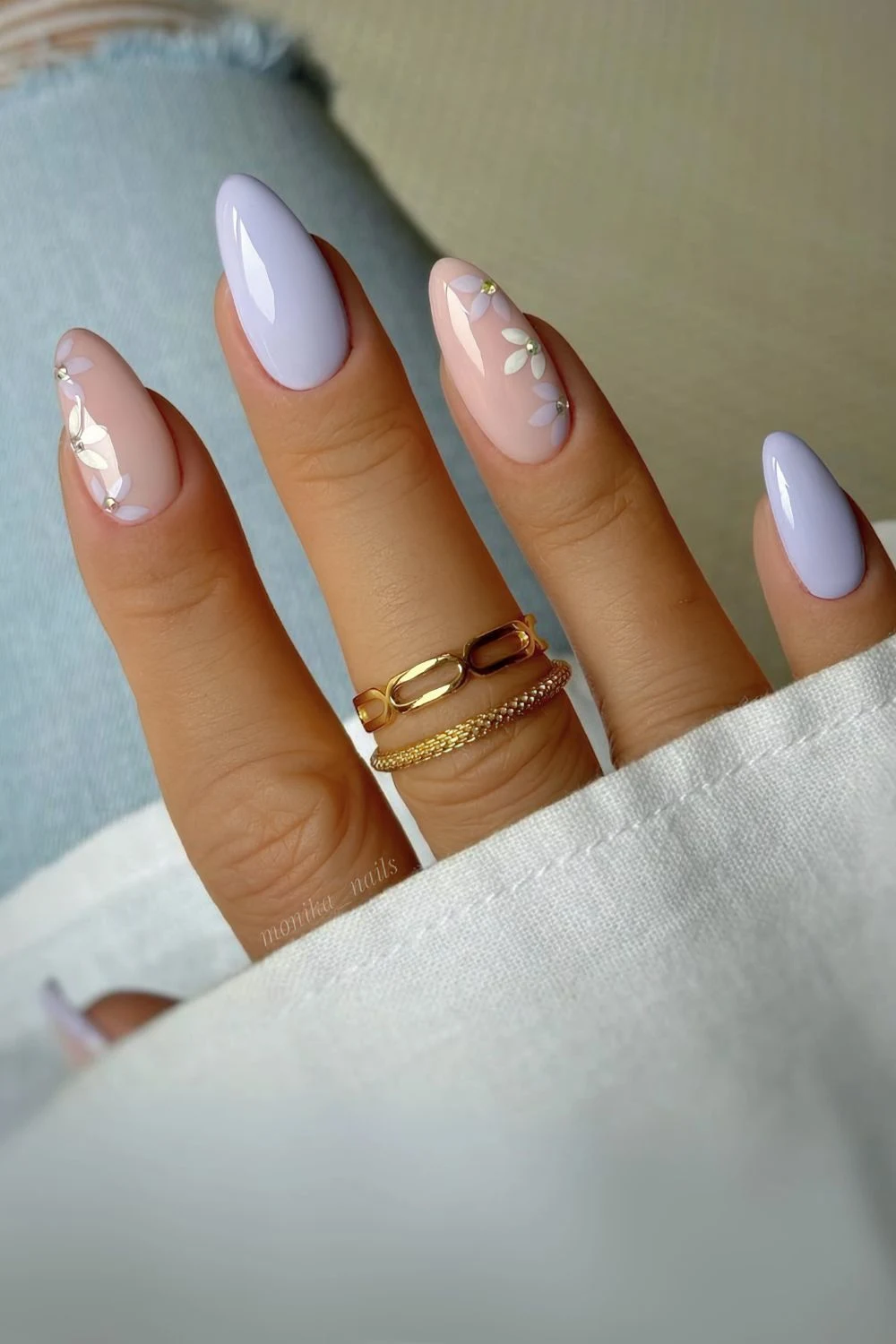 Lavendelfarbene Manik&uuml;re mit Blumenakzenten