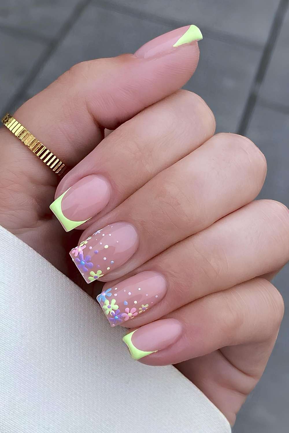 Leuchtend gruene French Nails mit Blumen