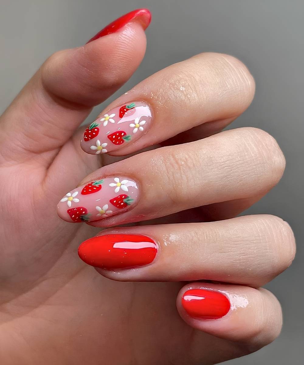 Leuchtend rote Naegel mit Erdbeeren und Blumen