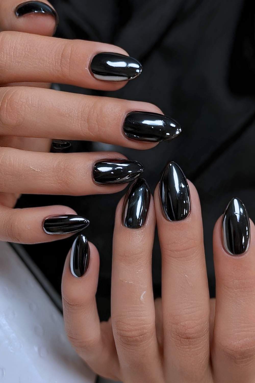Mandelfoermige schwarze Chrome Nails