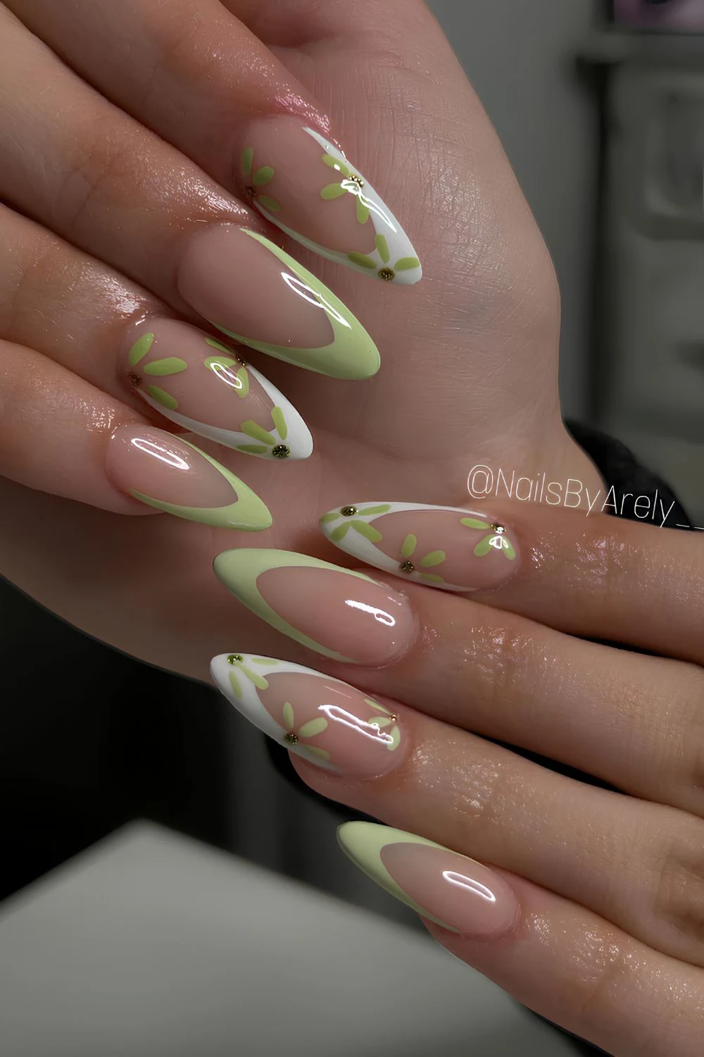 Matcha-Grün und weiße French-Nägel mit Blüten