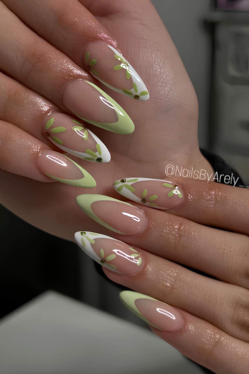 Matchagruene weisse French Nails mit Blumen