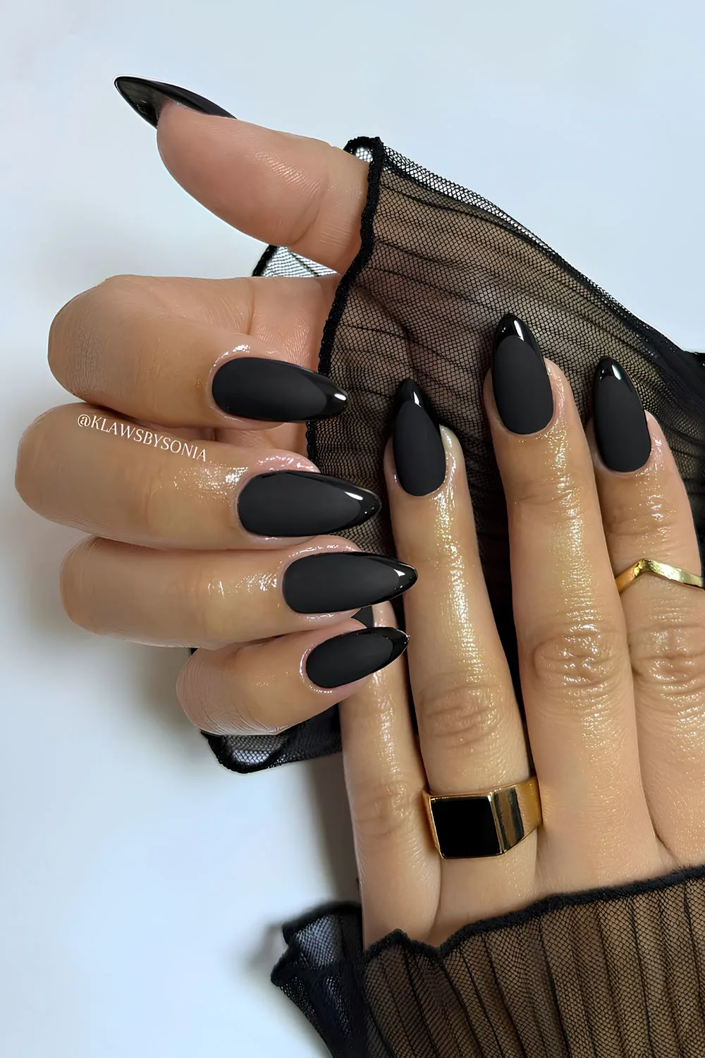 Matte schwarze Nägel mit glossy French-Tipps