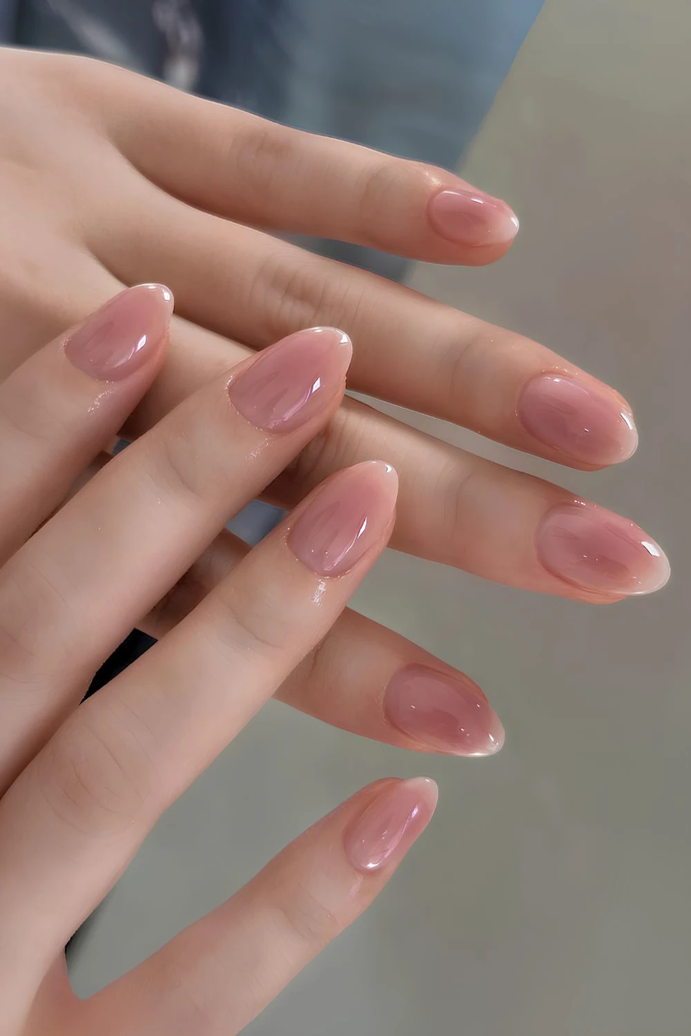 Mauve-Nägel mit Aura-Effekt