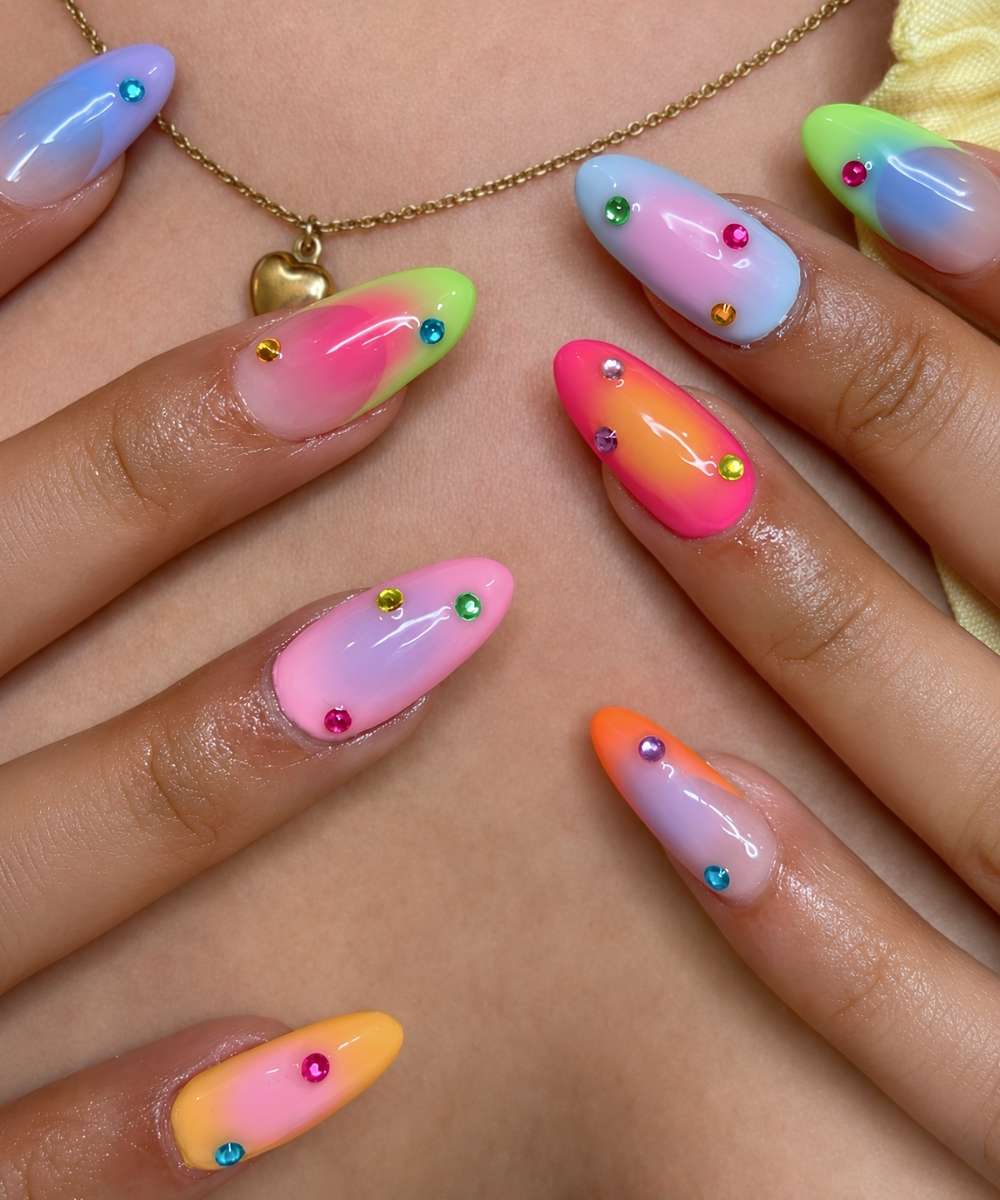 Mehrfarbige Aura Naegel mit Strass