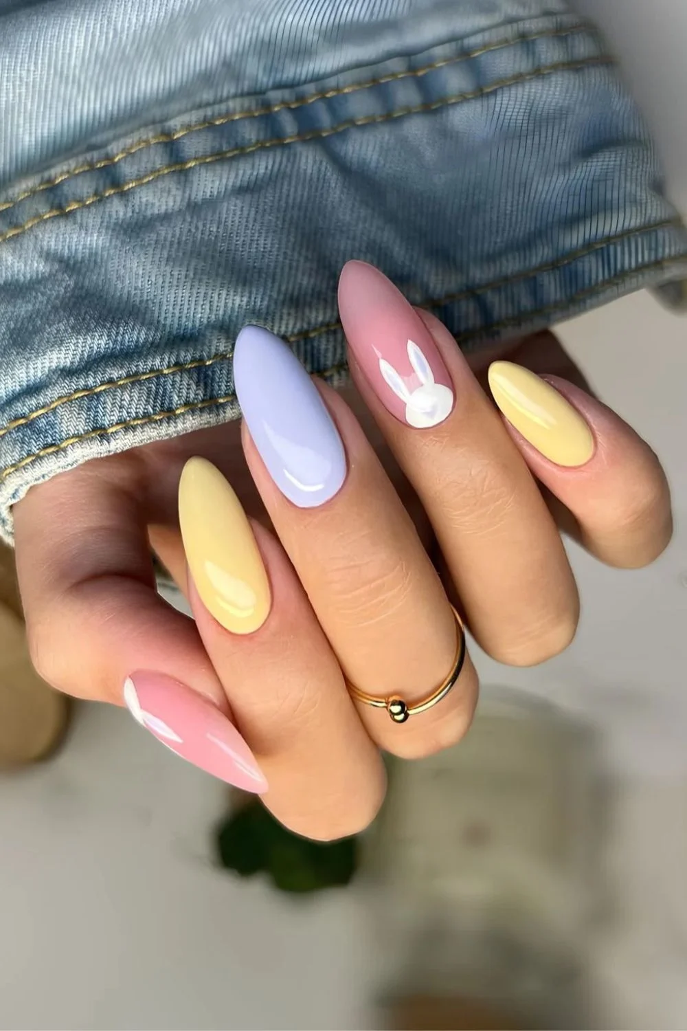 Mehrfarbige Pastellnägel mit Osterhasen-Details