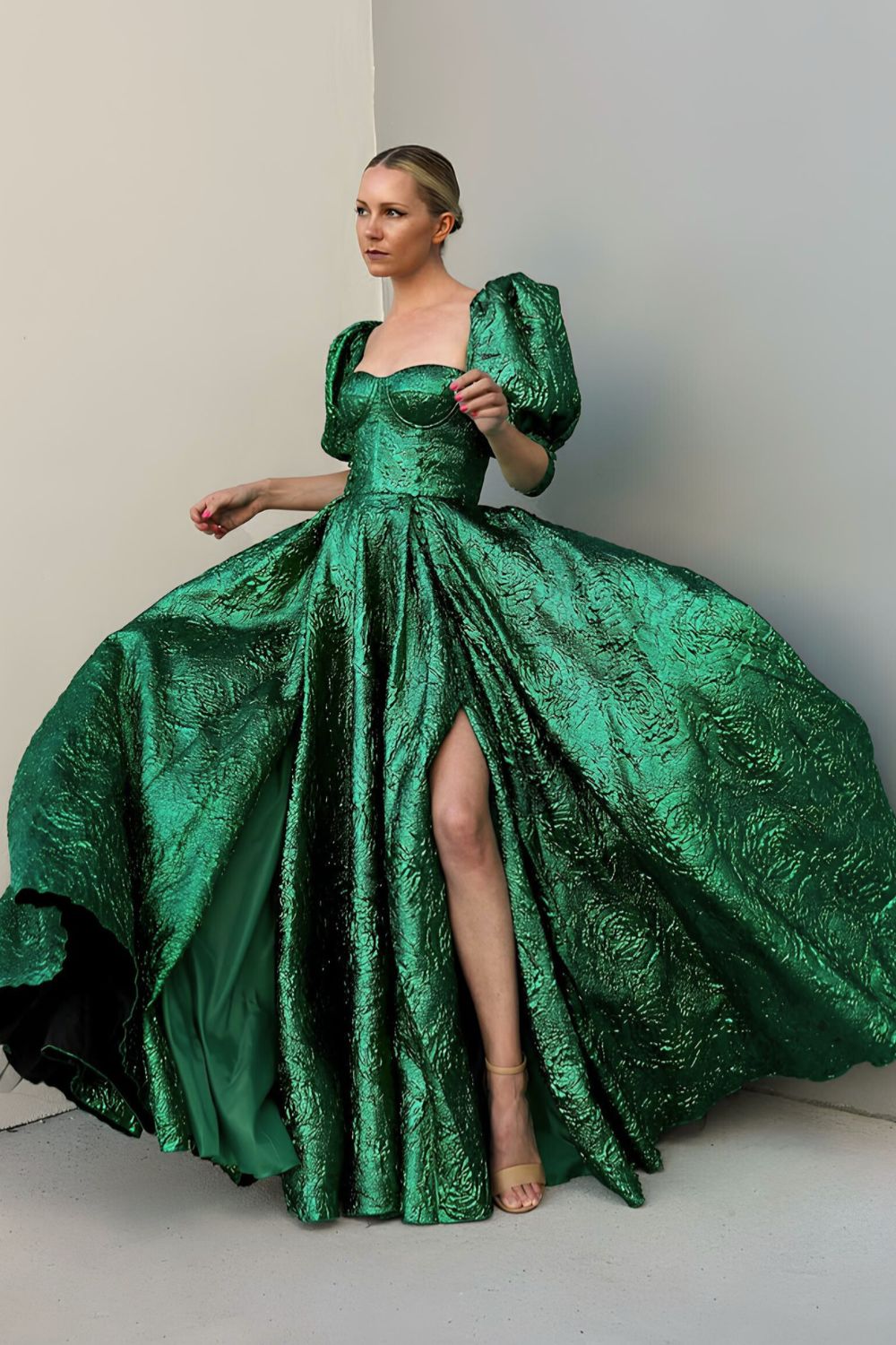 Metallisch grünes Brokat-Abiballkleid mit Puffärmeln