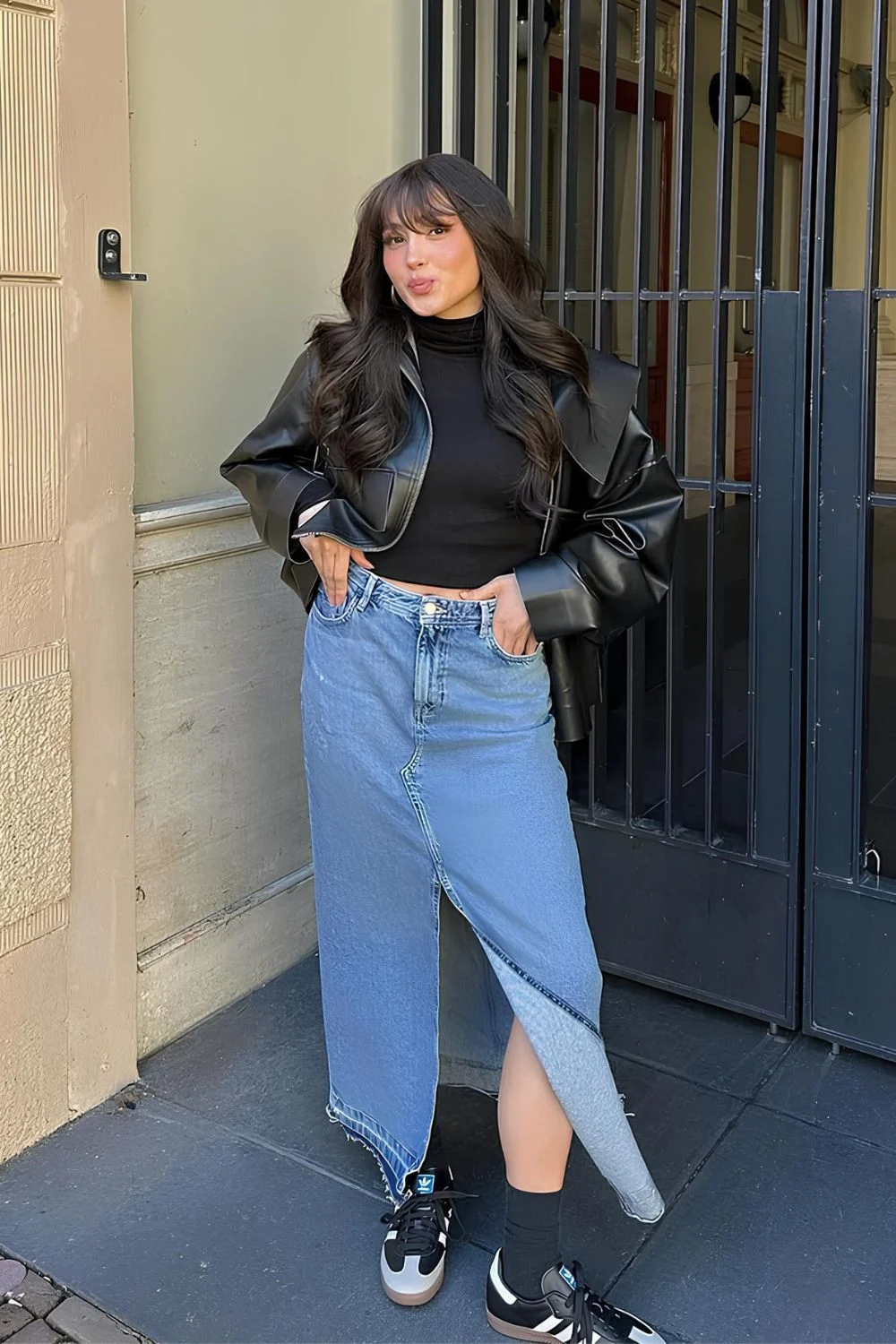 Midi-Jeansrock mit schwarzer Lederjacke