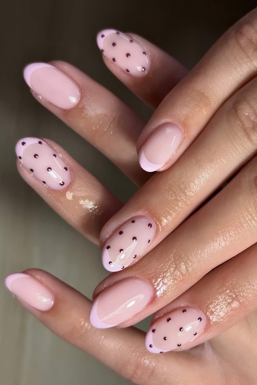 Milchig Rosa Naegel mit Metallic Polka Dots