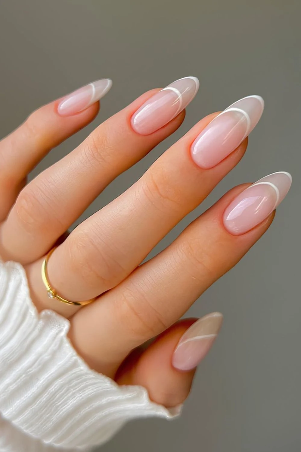 Milchige French-Nägel mit doppelten Spitzen