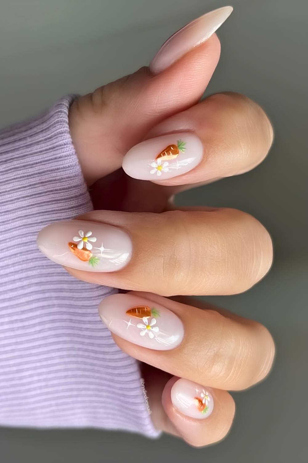 Milchige Naegel mit Mini Karotte und Gaensebluemchen