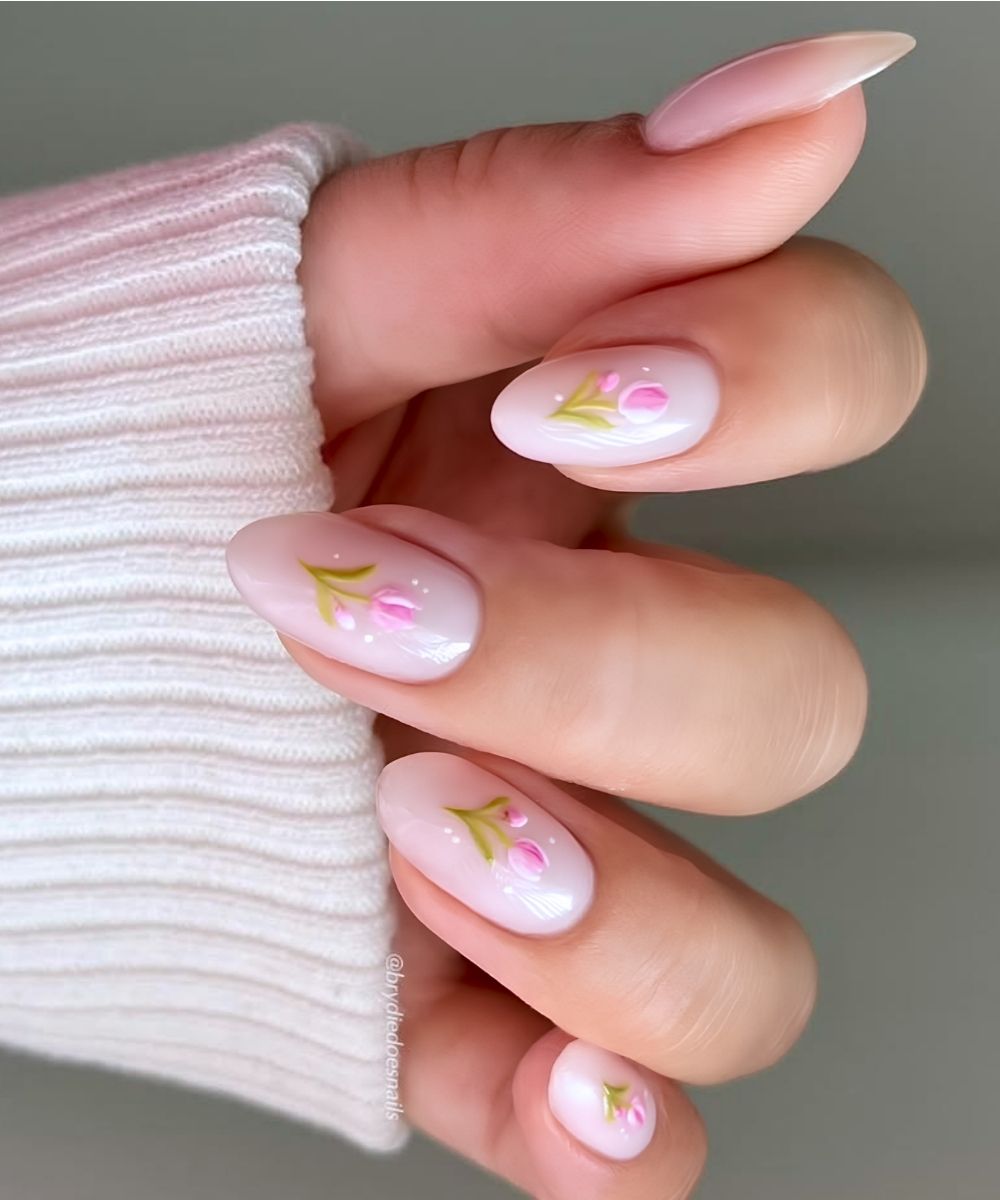 Milchweisse Manikuere mit Pink Tulpen