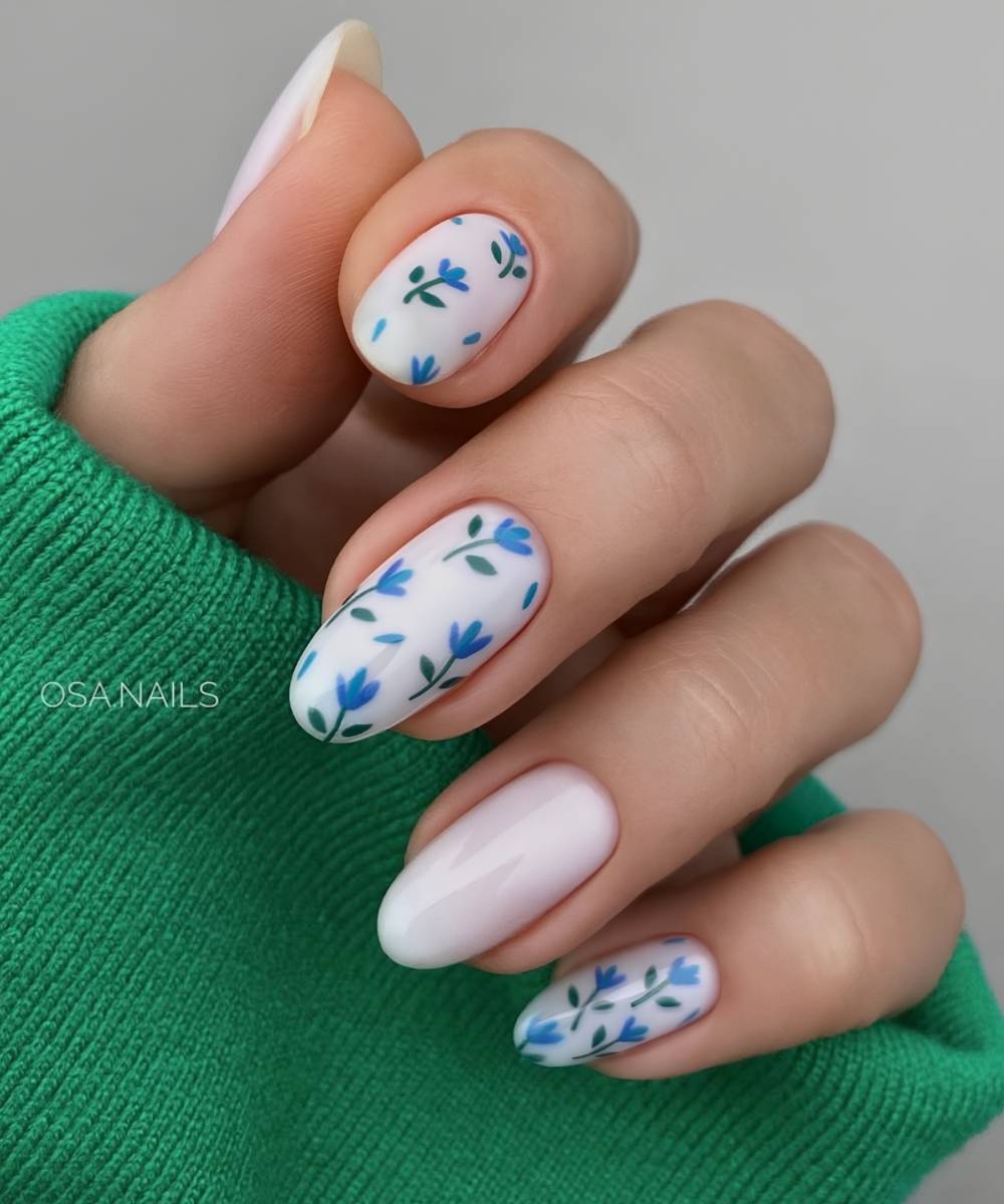 Milchweisse Naegel mit Blauen Tulpen