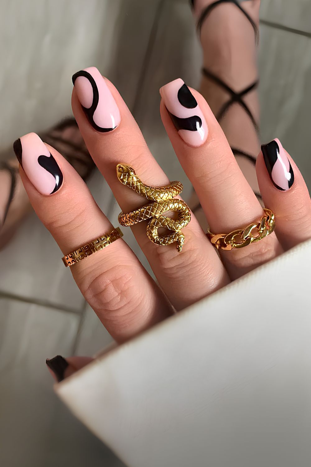 Milky Nails mit abstrakten schwarzen Formen