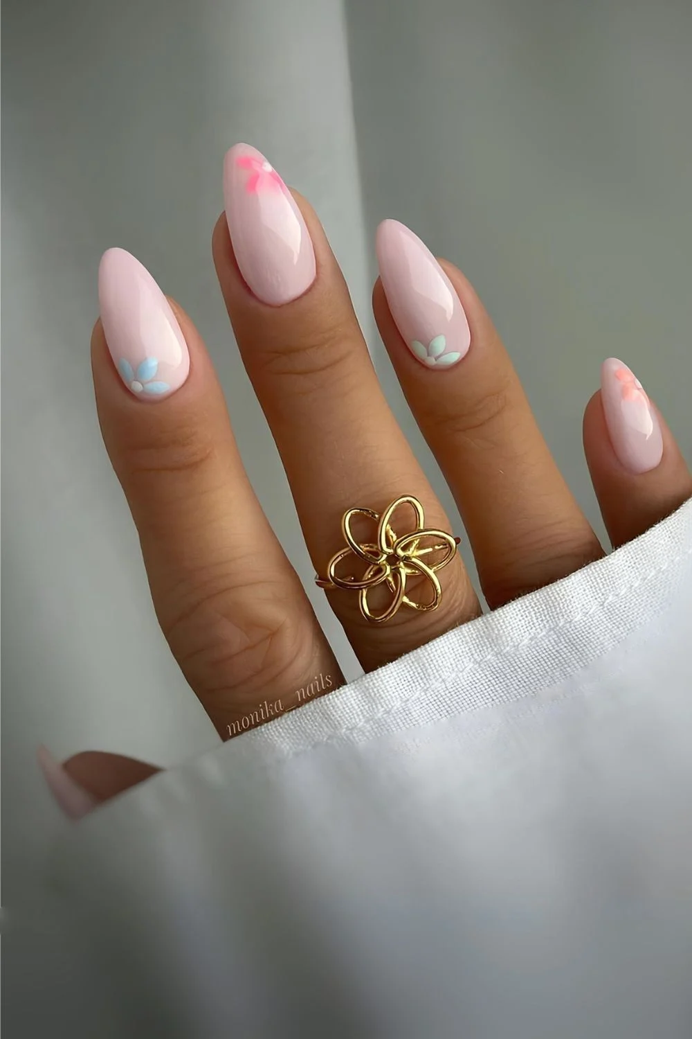 Milky Nails mit pastellfarbenen Blumen und Glazed-Finish
