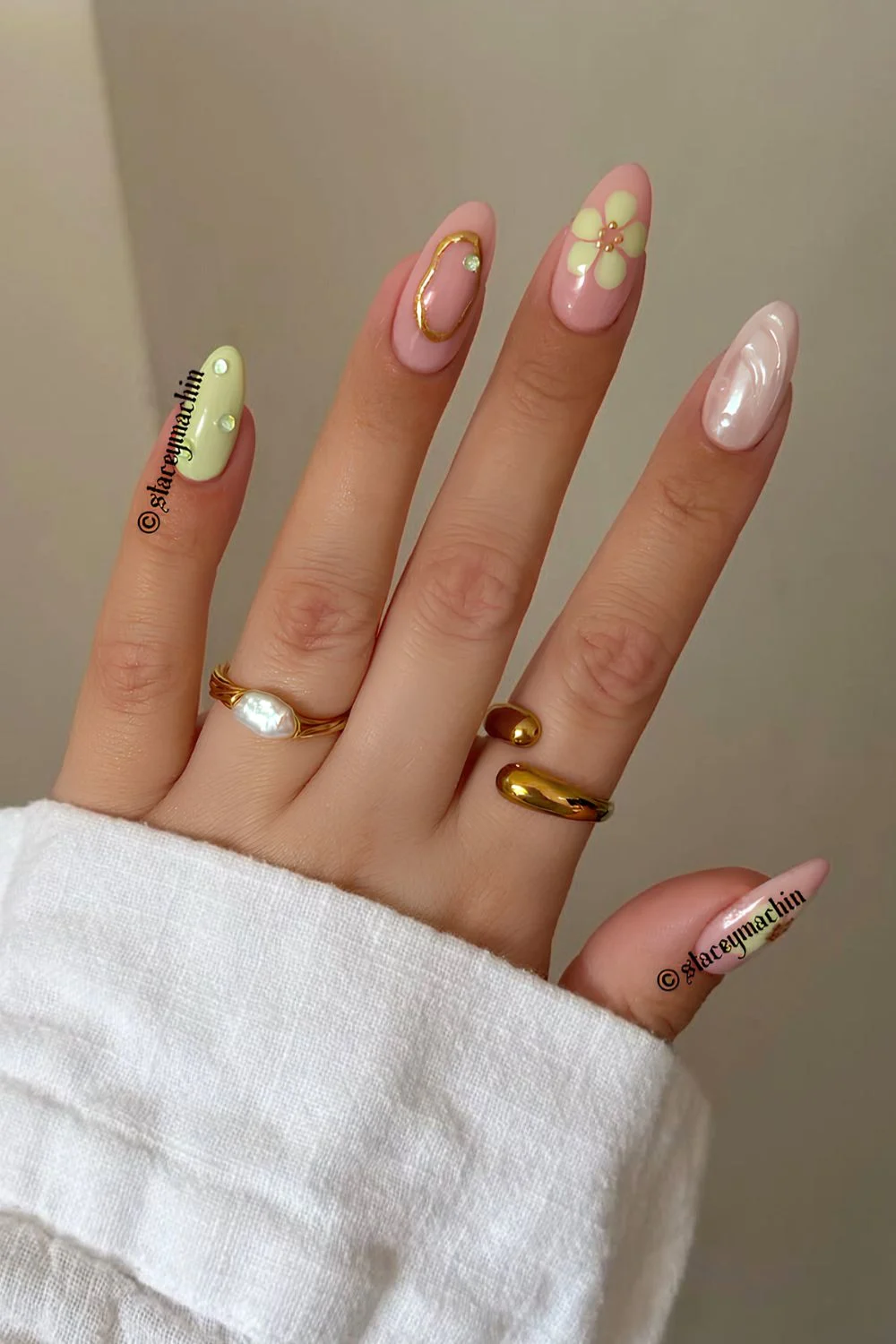 Gr&uuml;ne Manik&uuml;re mit bunten Akzentn&auml;geln