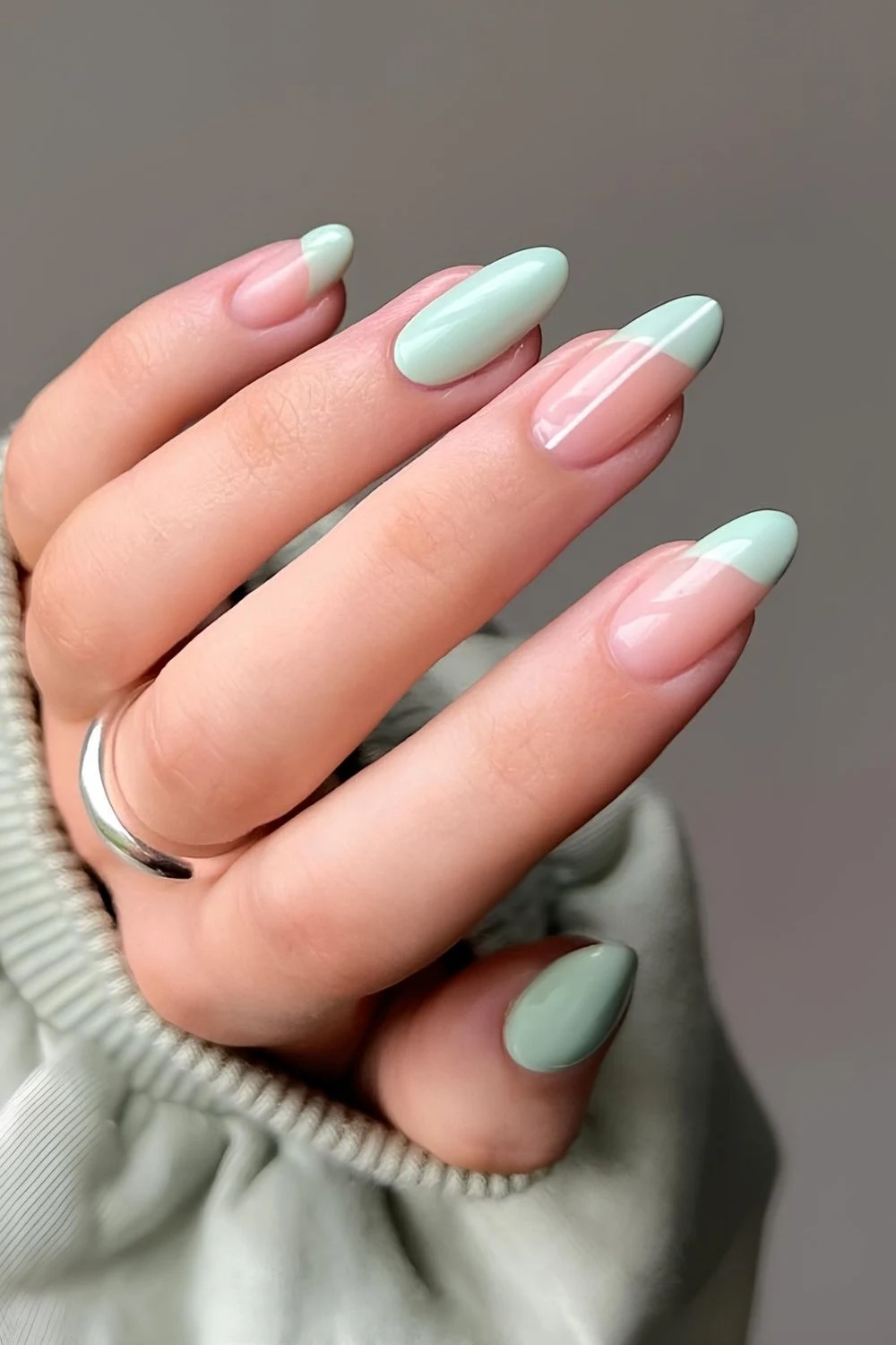 Mintgrüne Nägel mit seitlichem Tip-Akzent