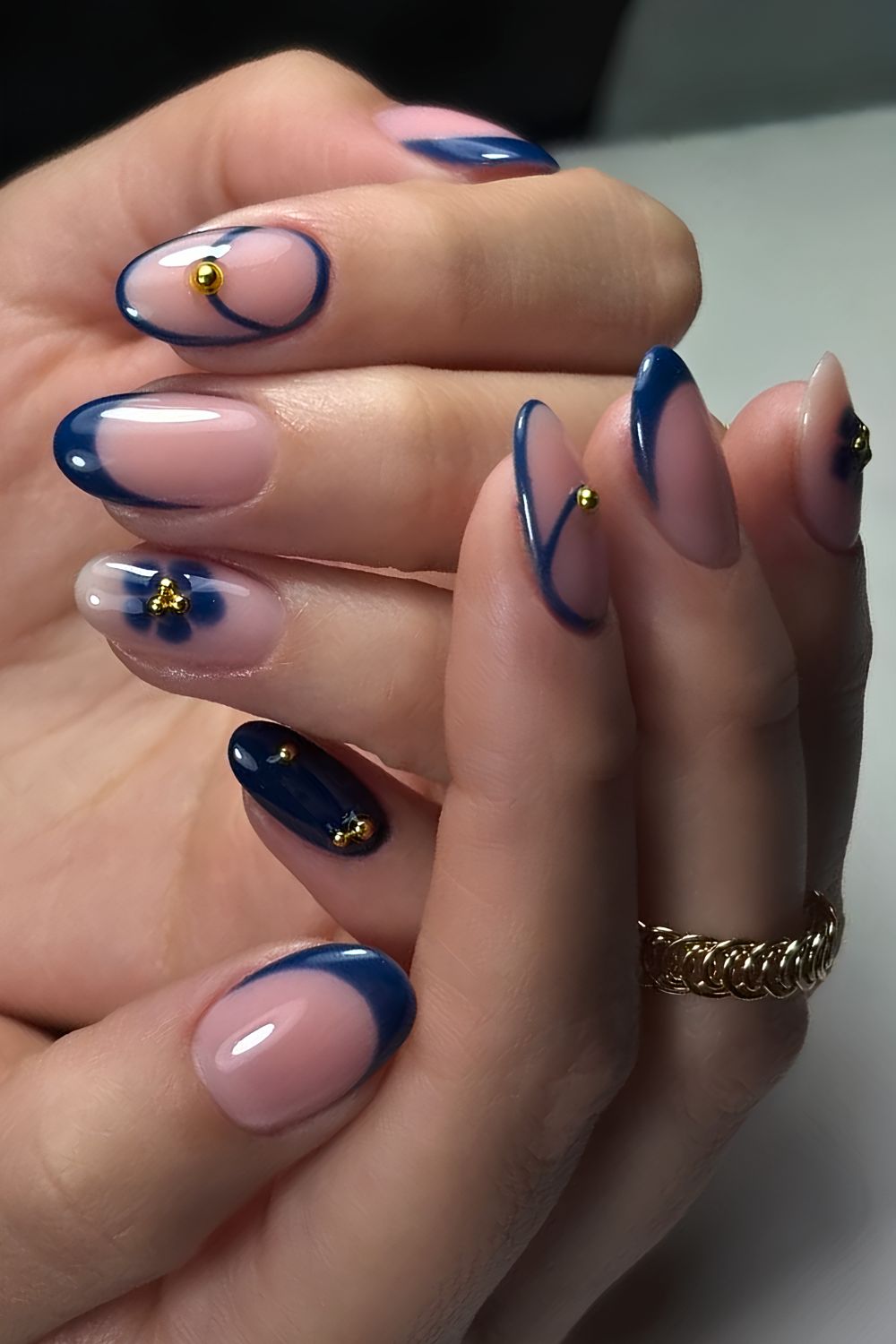 Navy Naegel mit Gold und Blumen