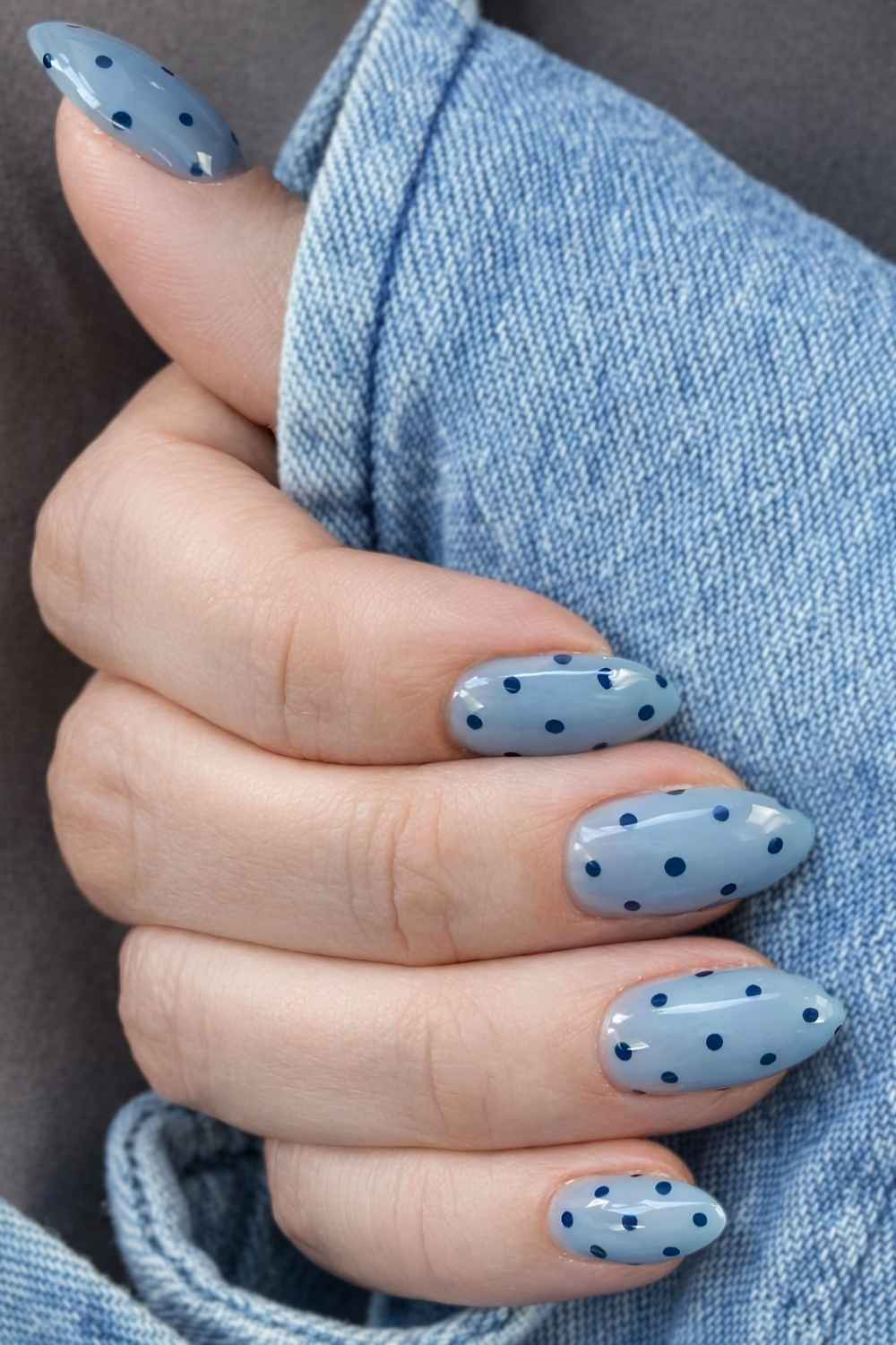 Nebelblaue Naegel mit Punkten